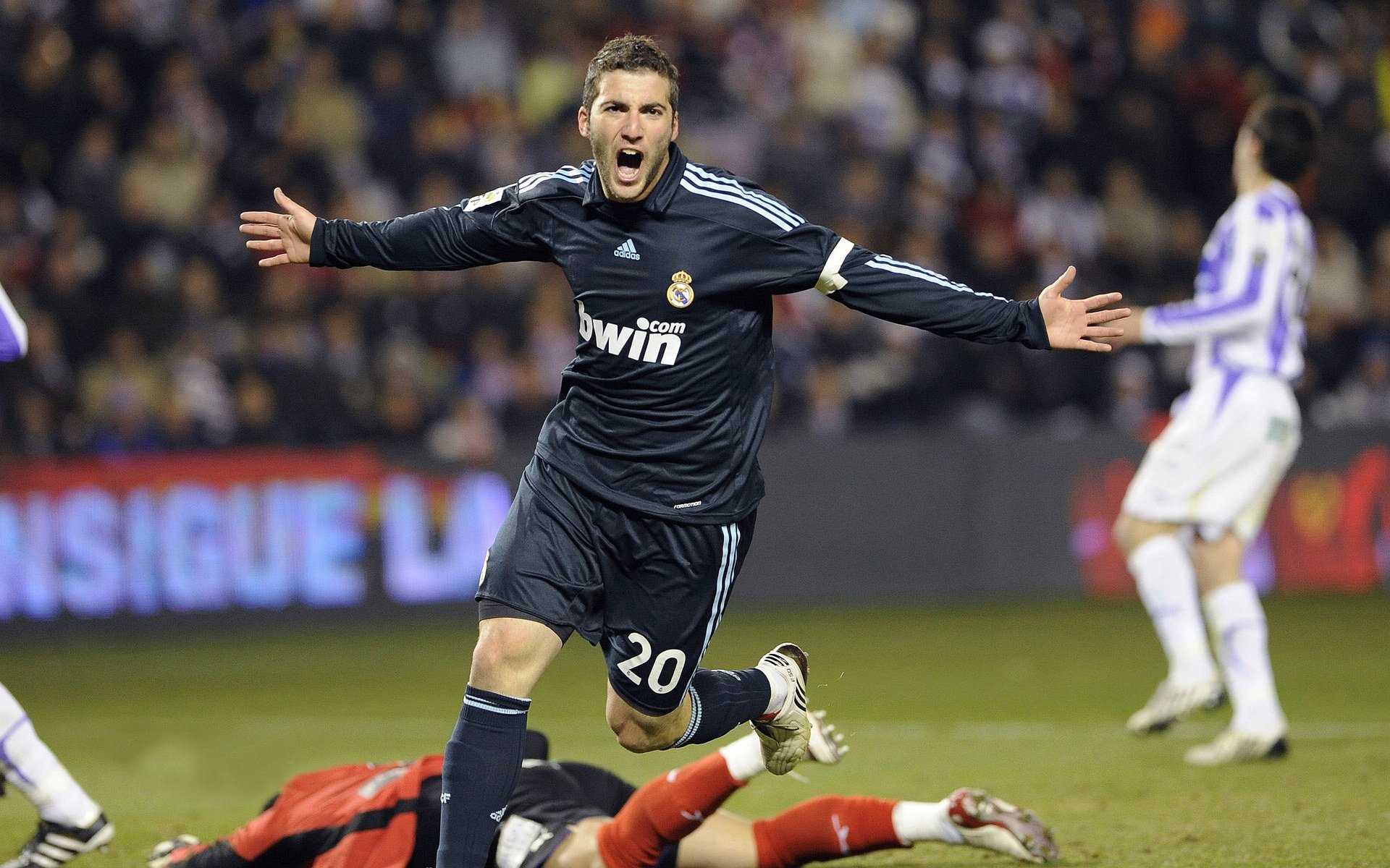 独行侠主帅带领球员亲自整理训练器材，独行侠球队的球员