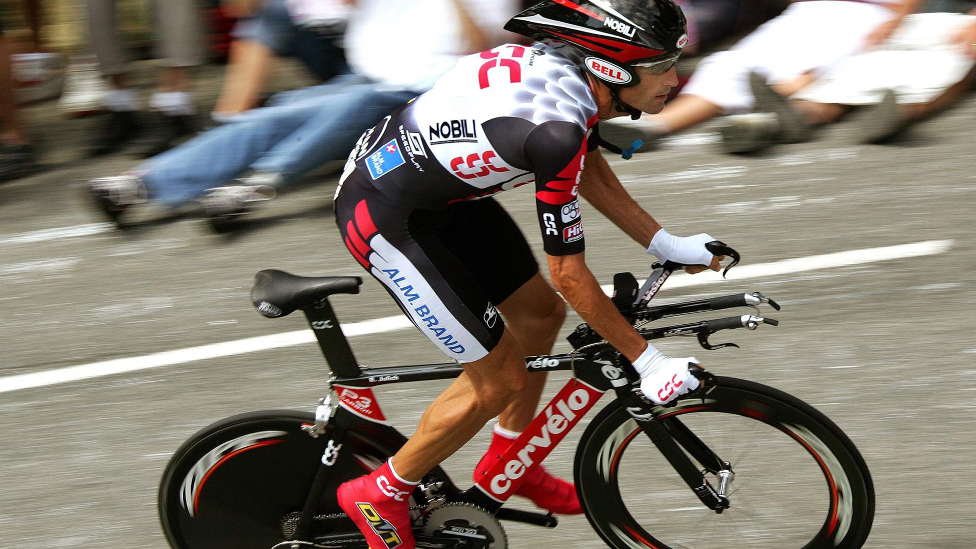 独行侠主帅带领球员亲自整理训练器材，独行侠球队的球员